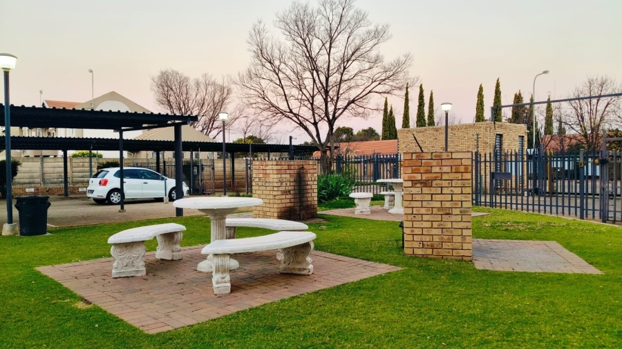 1 Bedroom Property for Sale in Kannoniers Park North West